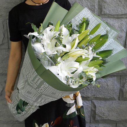 Pure Heart – 19 Lily Elegance Bouquet