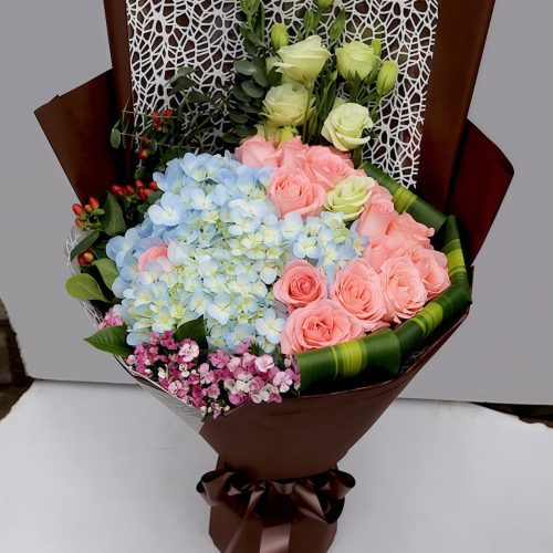 União de Cores: Buquê de Rosas Cor-de-Rosa e Hortênsias Azuis União de Cores: Buquê de Rosas Cor-de-Rosa e Hortênsias Azuis
