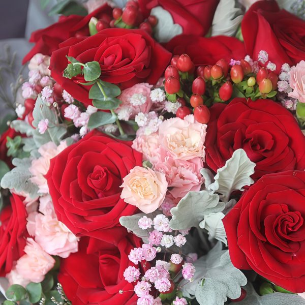 Romantic mood - Red roses with matching flowers