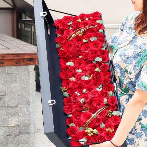 Topic - 99 Red Roses Gift Box