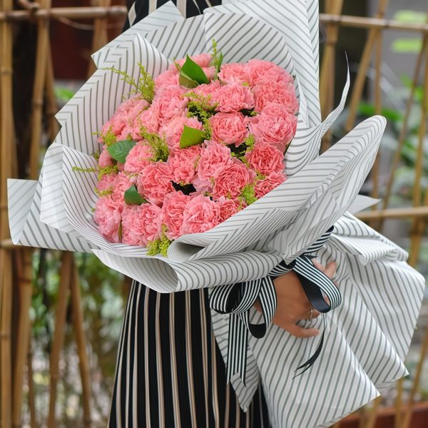 Years of light - Carnation with yellow quince and gardenia leaves