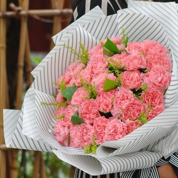 Years of light - Carnation with yellow quince and gardenia leaves