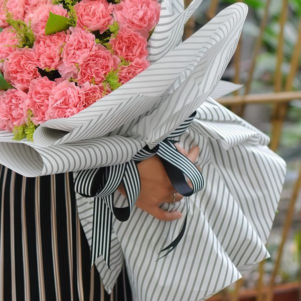 Years of light - Carnation with yellow quince and gardenia leaves