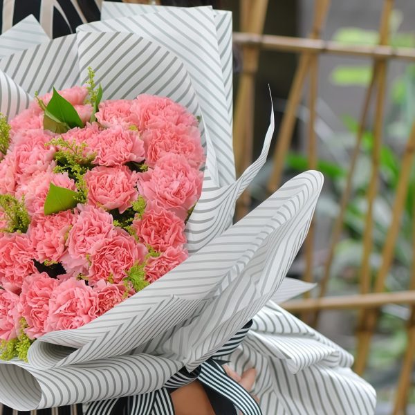 Years of light - Carnation with yellow quince and gardenia leaves