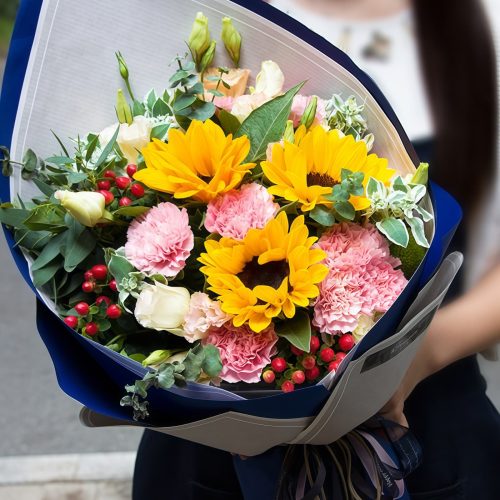 Com o Coração: Girassóis, Cravos e Eustoma Com o Coração: Girassóis, Cravos e Eustoma