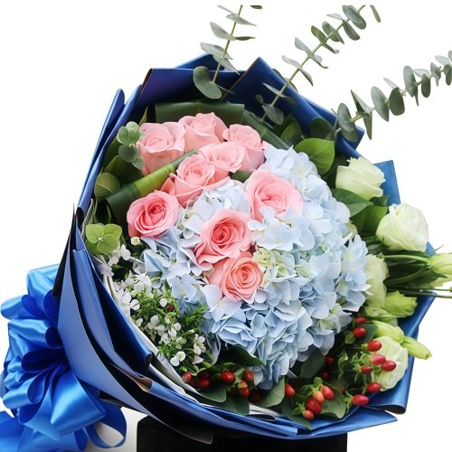 Liebe in der Stadt - Hellblaue Hortensie - Rosenstrauß Liebe in der Stadt - Hellblaue Hortensie - Rosenstrauß