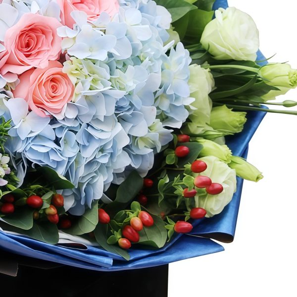 Liebe in der Stadt - Hellblaue Hortensie - Rosenstrauß Love in the City - Light Blue Hydrangea - Rose Bouquet