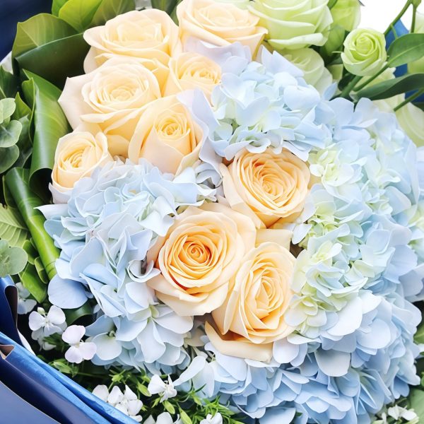 Liebe in der Stadt - Hellblaue Hortensie - Rosenstrauß Love in the City - Light Blue Hydrangea - Rose Bouquet