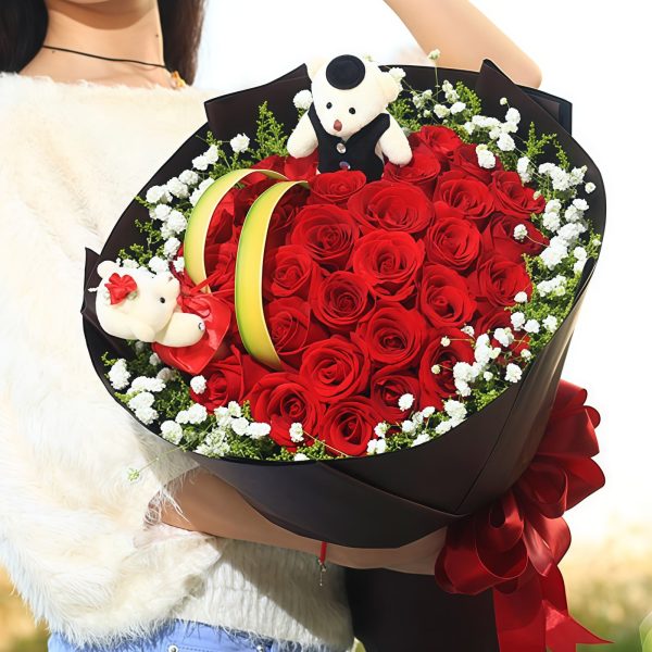 Amor Encantado: Buquê de Rosas Vermelhas com Pelúcias Magpie Love - Red Rose Bouquet with Dolls