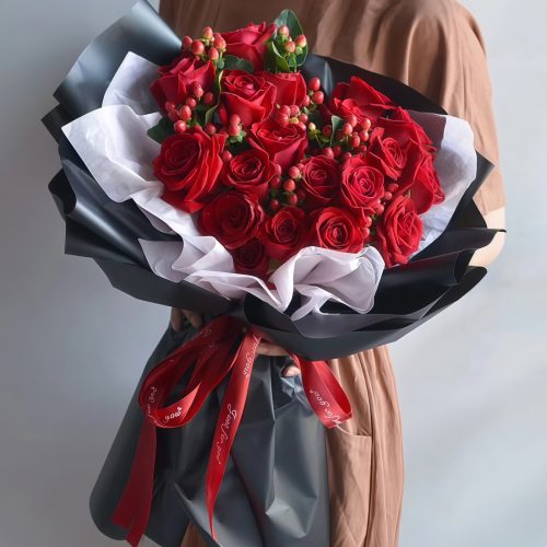 Intense love - Red rose hand bouquet
