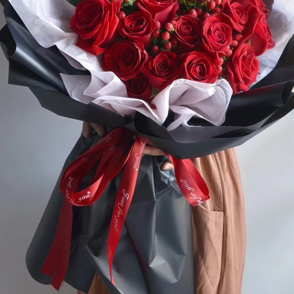 Intense love - Red rose hand bouquet
