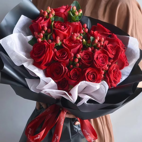 Intense love - Red rose hand bouquet
