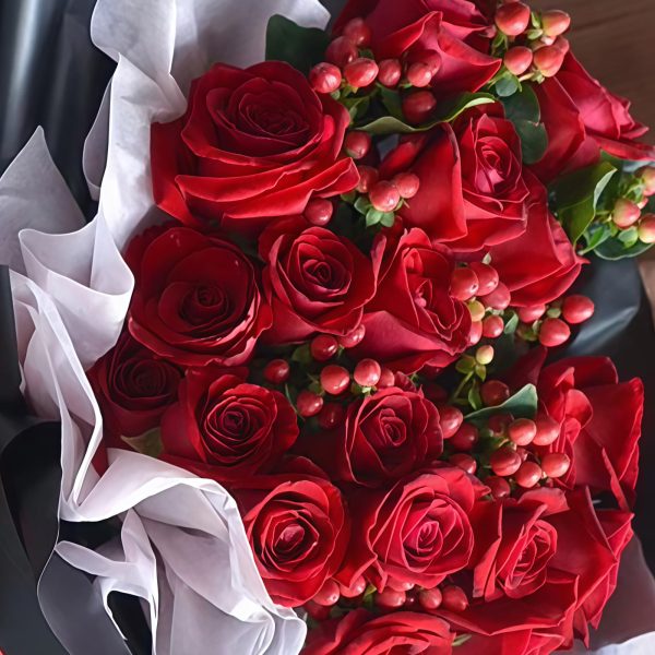 Intense love - Red rose hand bouquet