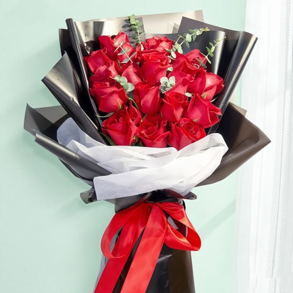 Love token - Red rose hand bouquet