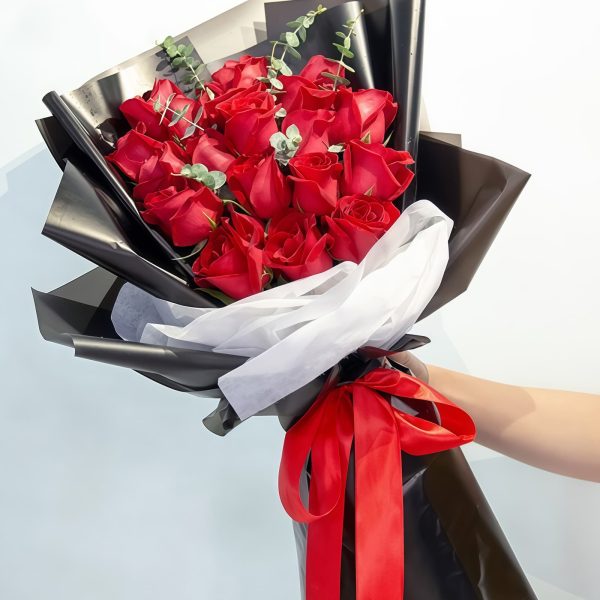 Love token - Red rose hand bouquet