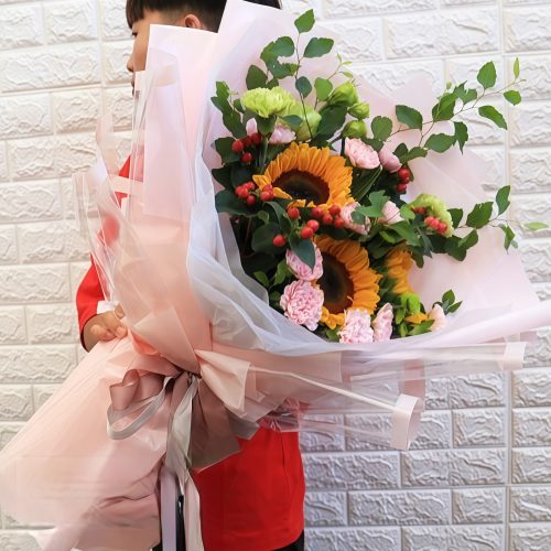 Luar no Lago de Lótus - Buquê de Girassóis e Cravos Cor-de-Rosa